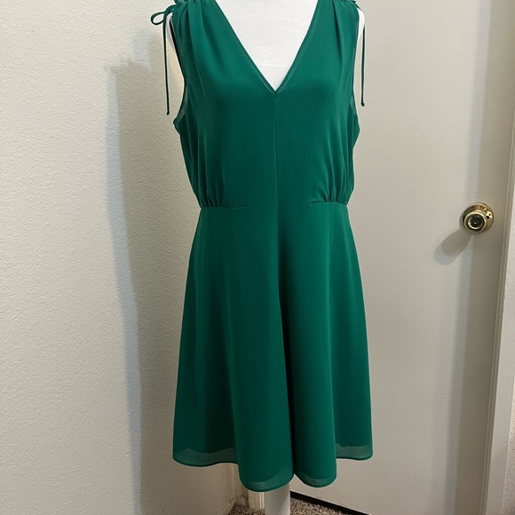 green emerald velvet dress Amazon.com: Vince Camuto Velvet Ruched Bodycon with Gathered Long Sleeve  Hunter 2 : Clothing, Shoes & Jewelry main image 0